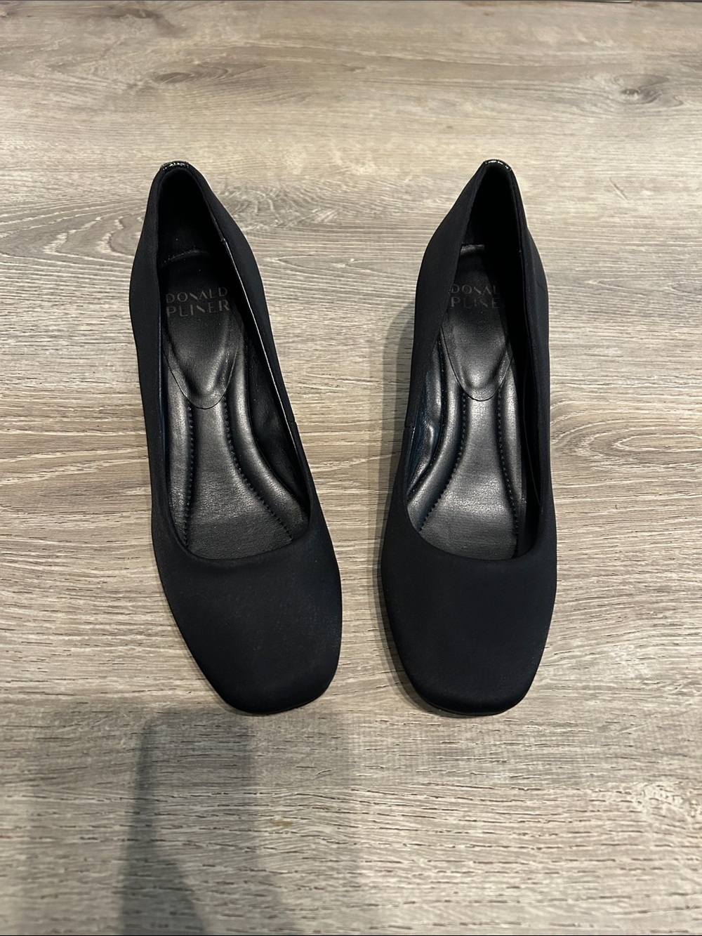 Donald Pliner Audrey Black Heeled Pumps - Picture 2 of 7